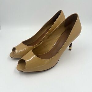 Tory Burch Women’s Open Toe Patent Leather Heels Tan 10 Rounded Toe Peep Toe